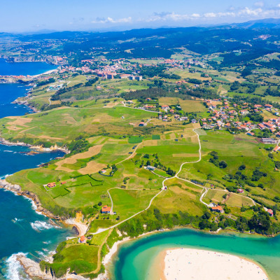 Vista aérea del pueblo de Comillas imagen
